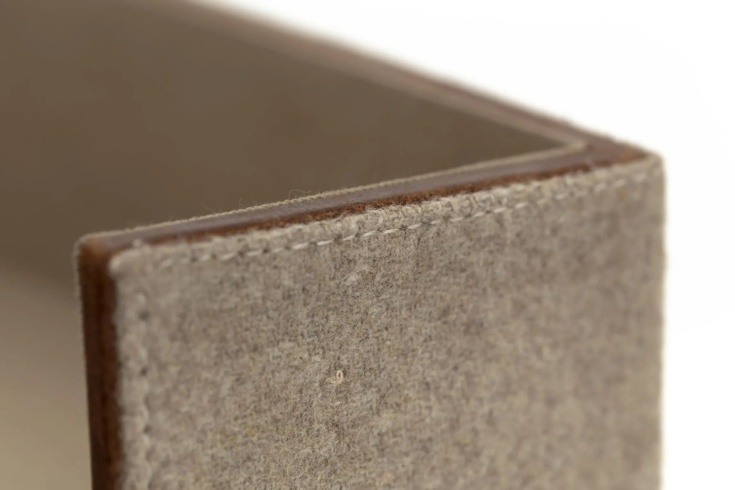 Flamant Milburn, Bac A Papier, Laine Et Cuir