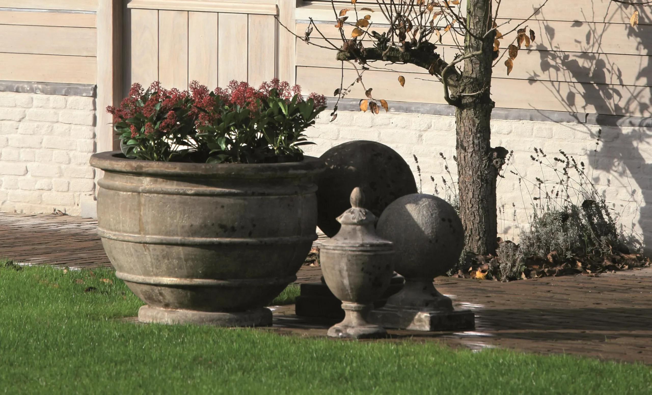 Flamant Zedar, Decoball Sur Pied, Pierre Reconstituee Sur Fibre De Verre, L New